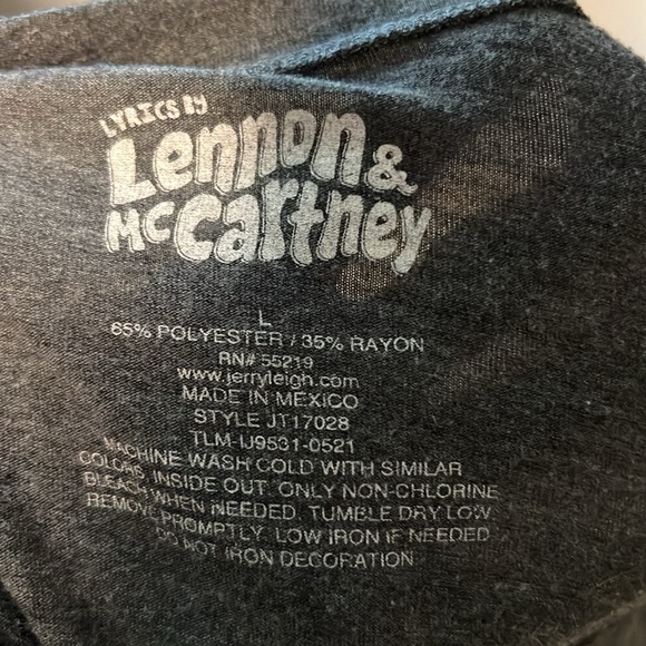 All you need is love graphic tee - size large - Picture 4 of 4